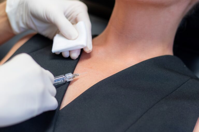 Nærbillede af skinbooster i décolletéet
