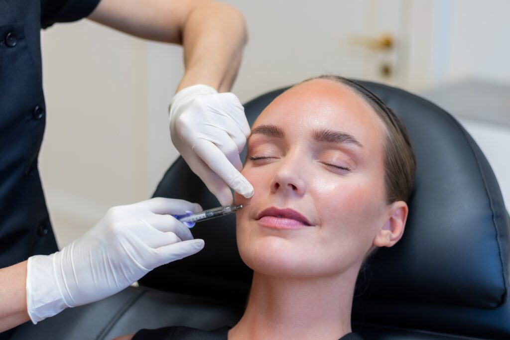Fillerbehandling ved kinden, patienten ligger i behandlingsstolen