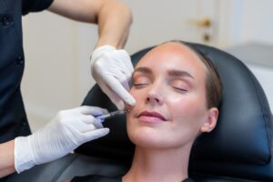 Fillerbehandling ved kinden, patienten ligger i behandlingsstolen