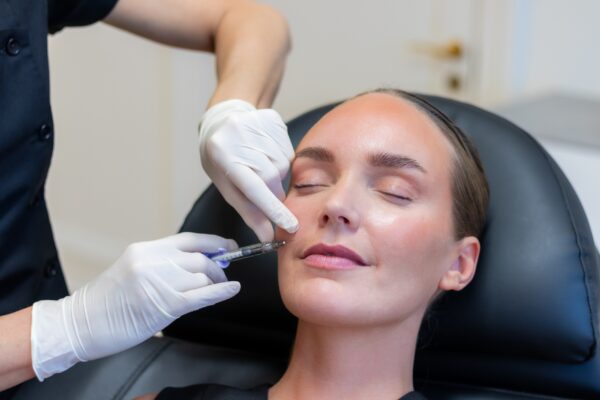 Fillerbehandling ved kinden, patienten ligger i behandlingsstolen