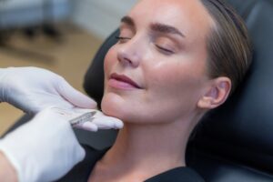 Nærbillede af skinbooster ved kæbelinjen