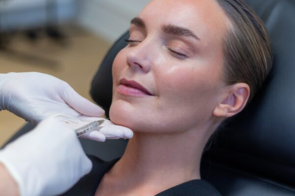 Nærbillede af skinbooster ved kæbelinjen
