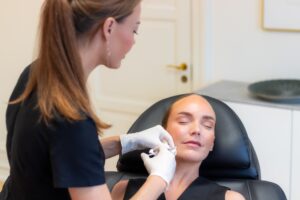 Kosmetisk sygeplejerske Desiree Hove giver filler ved kinden