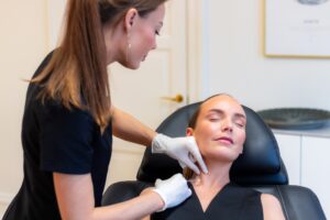 Kosmetisk sygeplejerske Desiree Hove giver botox ved kæbelinjen