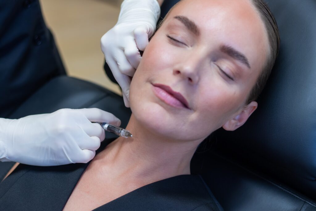 Nærbillede af skinbooster ved kæbelinjen og halsen