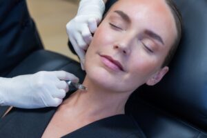 Nærbillede af skinbooster ved kæbelinjen og halsen