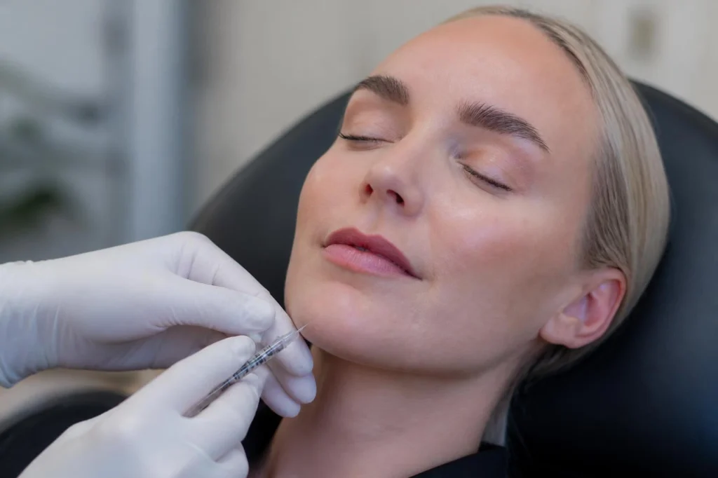 Kosmetisk sygeplejerske gør klar til botox i hagen mod dimpled chin
